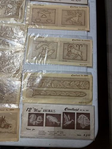 GREAT LOT 23 NOS VINTAGE CRAFTAID LEATHER TEMPLATES PLASTIC 1953-78 BILLFOLD - Picture 13 of 23
