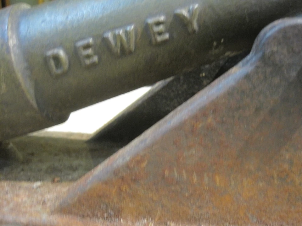 Antiguo cañón de saludo/señal Dewey Foto 2 de 4