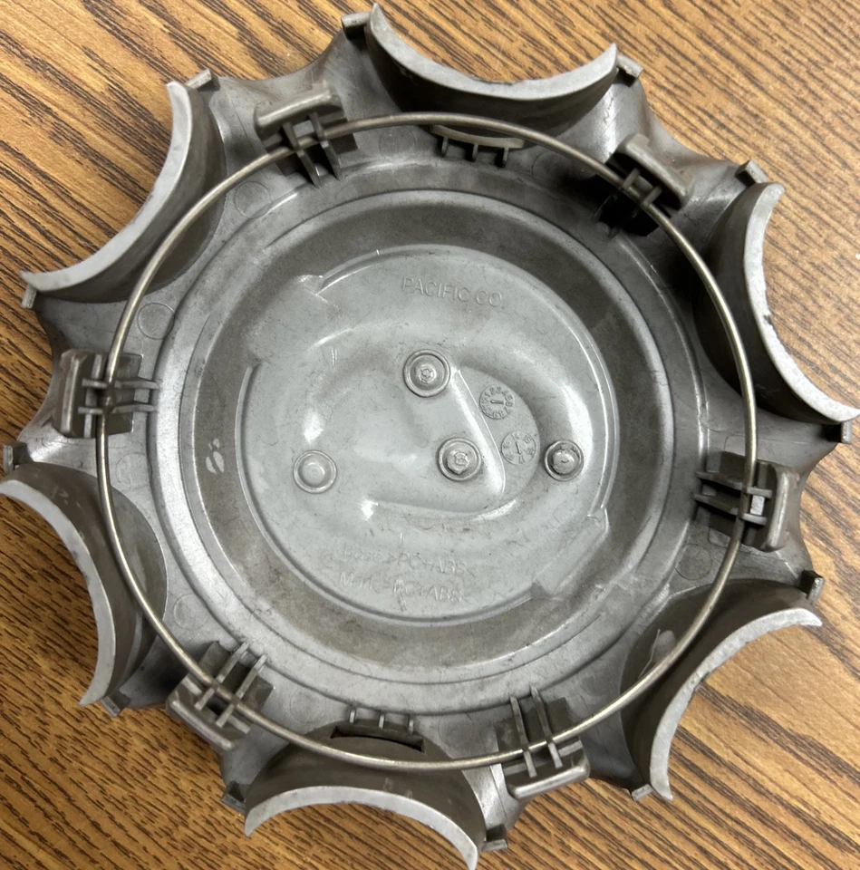 Juego de tapa central plateada 5 1/2" Lexus GX460 OEM #4260B60320 Foto 3 de 3