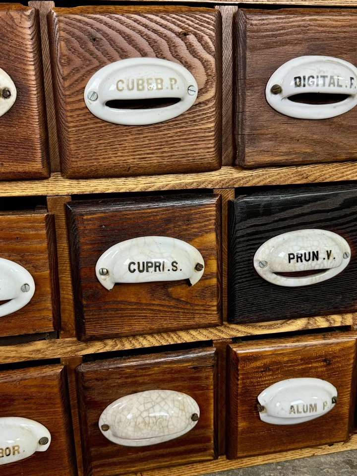 Gabinete boticario CB1 antiguo de madera primitiva con 12 cajones porcelana estampada Foto 4 de 4