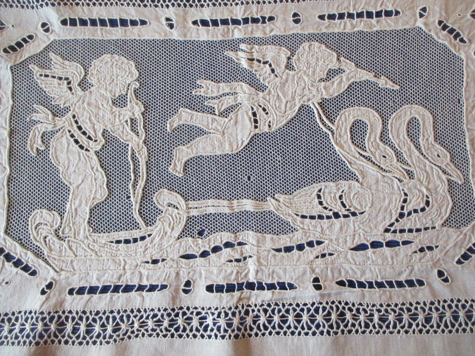Dessus de coussin ancien à coudre broderie tulle anges putti cygnes qqu trous - Photo 2/4