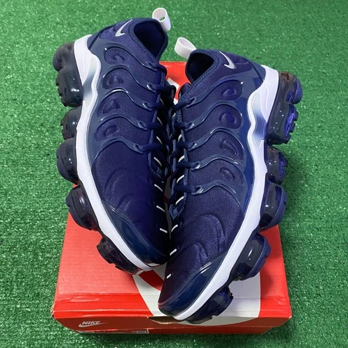 Size 9.5 Nike Air VaporMax Plus Midnight Navy DH0611-400 with white swirl pattern and visible Air sole unit on red box.