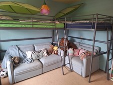 Ein Hochbett Ikea Svärta mit Matraze + Dekoblatt