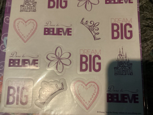 Nuevo en Paquete Nuevo Juego de Envoltura de Regalo Princesa Disney - 5 Hojas 50x69.5cm y Hoja de Pegatinas - Imagen 4 de 6