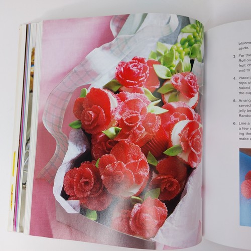 What's New, Cupcake? Cookbook - Ingeniously Simple Designs for Every Occasion - Picture 10 of 11