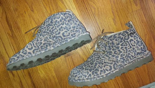 Botas para mujer Bearpaw Skye de gamuza con cordones repelentes al agua y manchas estampado de leopardo 10 - Imagen 2 de 5