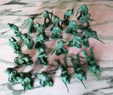 LOTTO DI 24 SOLDATINI IN PLASTICA. VINTAGE ANNI '60. 5/7 cm.  