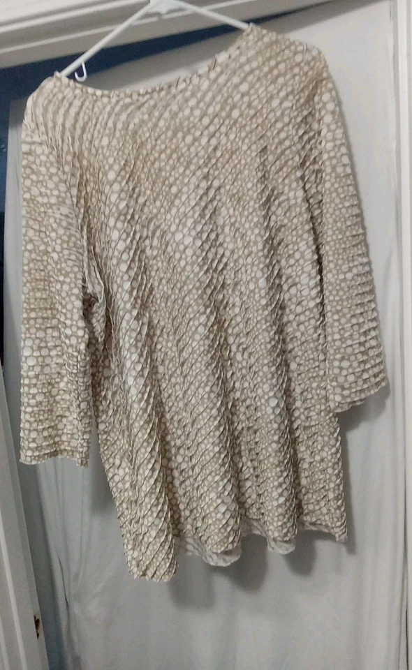 Top túnica sedosa a lunares beige LK de Susan Graver para mujer talla grande manga 3/4 Foto 2 de 4