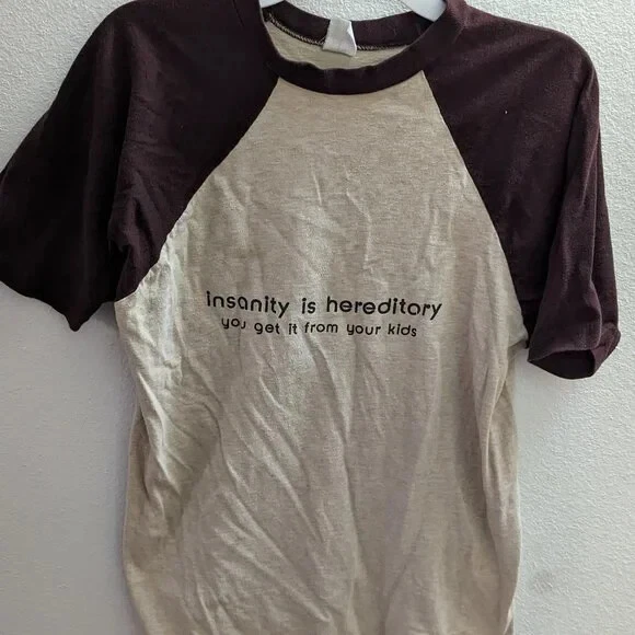 Camiseta vintage años 70 "La locura es hereditaria" en timbre marrón Foto 4 de 4