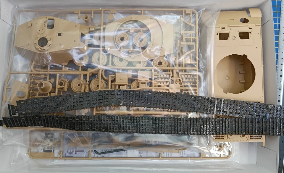 TAMIYA 1/35 GERMAN KING TIGER SD.KFZ.182 + CINGOLI A MAGLIA SINGOLA"leggi" - Immagine 2 di 3