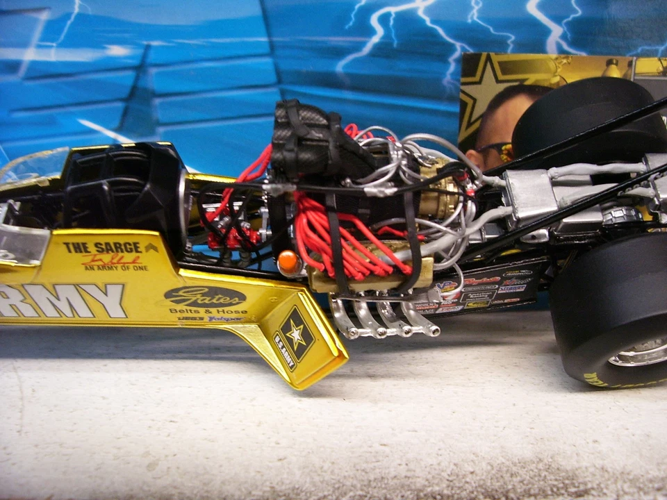 2005 1/24 TONY SCHUMACHER US ARMY ACTION LIQUID COLOR NHRA TOP FUEL - Image 4 of 4