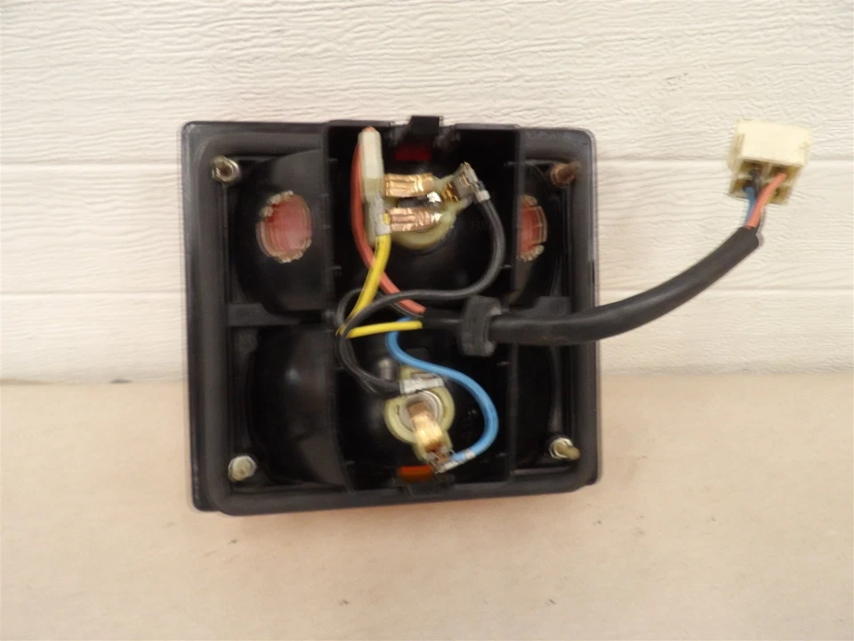 RH PASSENGERS SIDE TAILIGHT LAMP ASSEMBLY YUGO GV 1986-1991 带琥珀色转向灯 — 第 3/4 张图片