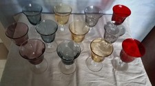 12 verres à pieds de couleurs
