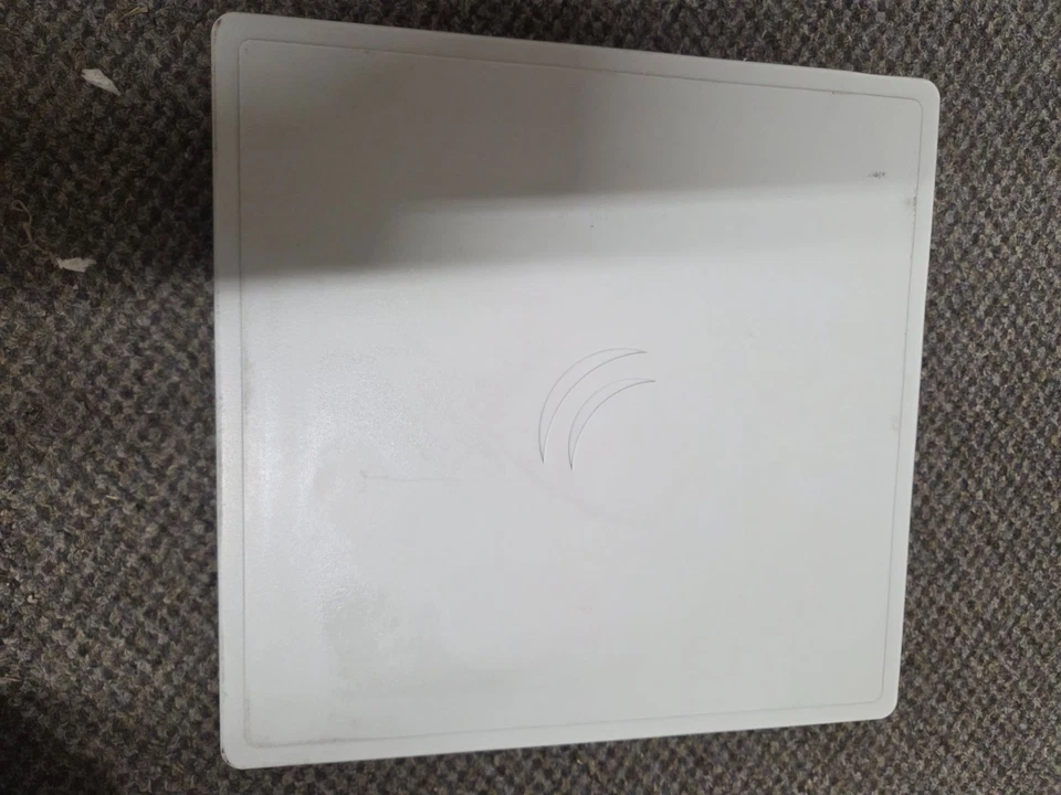 Mikrotik QRT 2.4 GHz 802.11 w/ 17dB Integrated antenna FREE shipping - Image 2 of 2