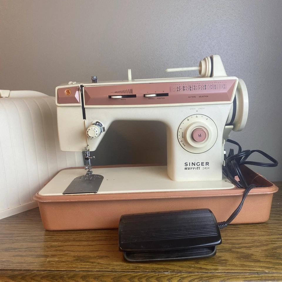 Máquina de Coser Singer Merritt 2404 Rosa con Pedal Estuche Rígido Funciona Probado Foto 4 de 4