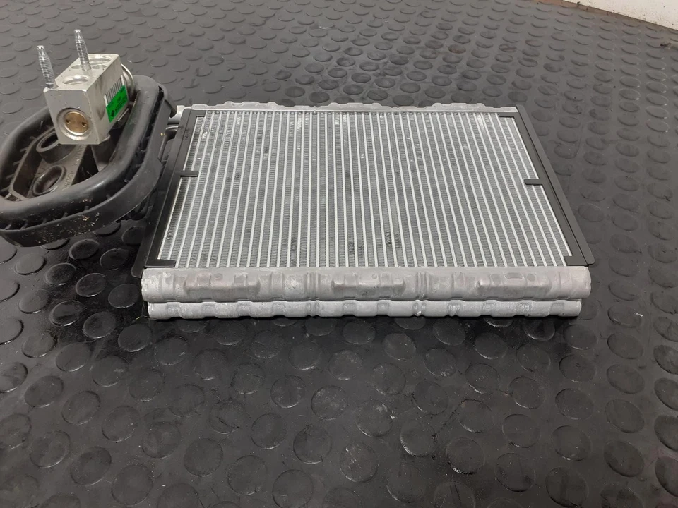 ASTON MARTIN DB11 A/C Evaporator 2016-2023 2318300284 - Image 2 of 4