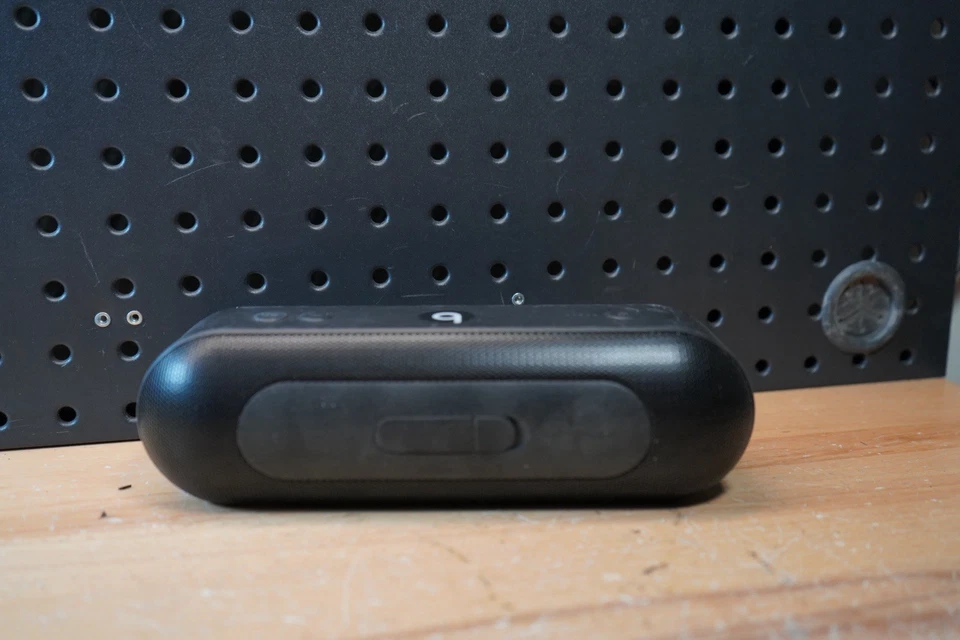 (B) Alto-falante portátil Beats Pill+ sem fio preto Bluetooth modelo A1680 preto - Imagem 3 de 4
