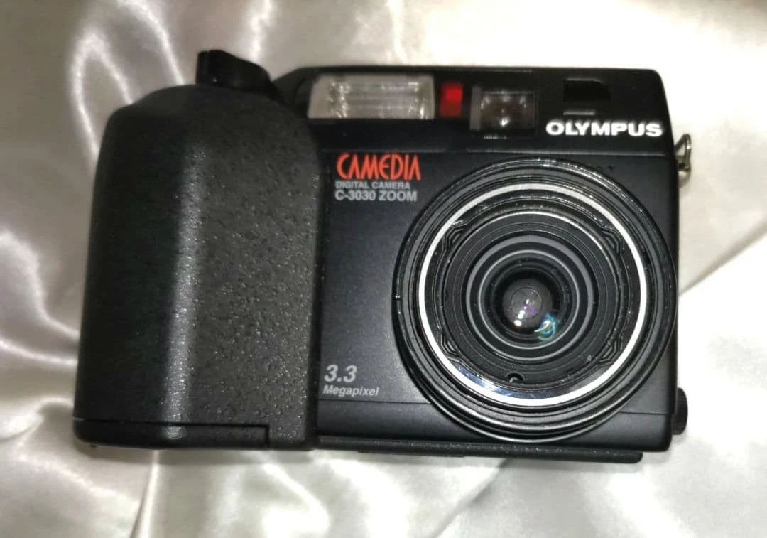 OLYMPUS CAMEDIA C-3030 ZOOM Digital Camera with 128MB SmartMedia