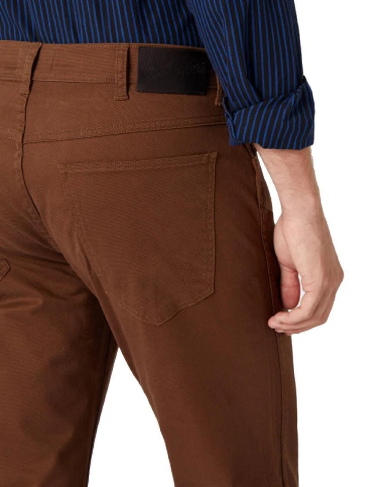 Wrangler Hombre Greensboro Elástico Sarga Pantalones Cintura 34-46 Inc - Imagen 2 de 4