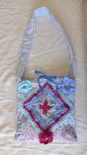 Borsa trapuntata a mano rosa e blu con uno speciale pizzo all'uncinetto + fiori - Picture 9 of 12