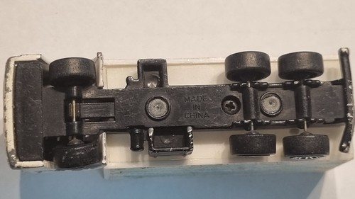 Realtoy 1:87 Scale White 1988 Nissan Diesel C Series truck with Qantas decals - Picture 2 of 2