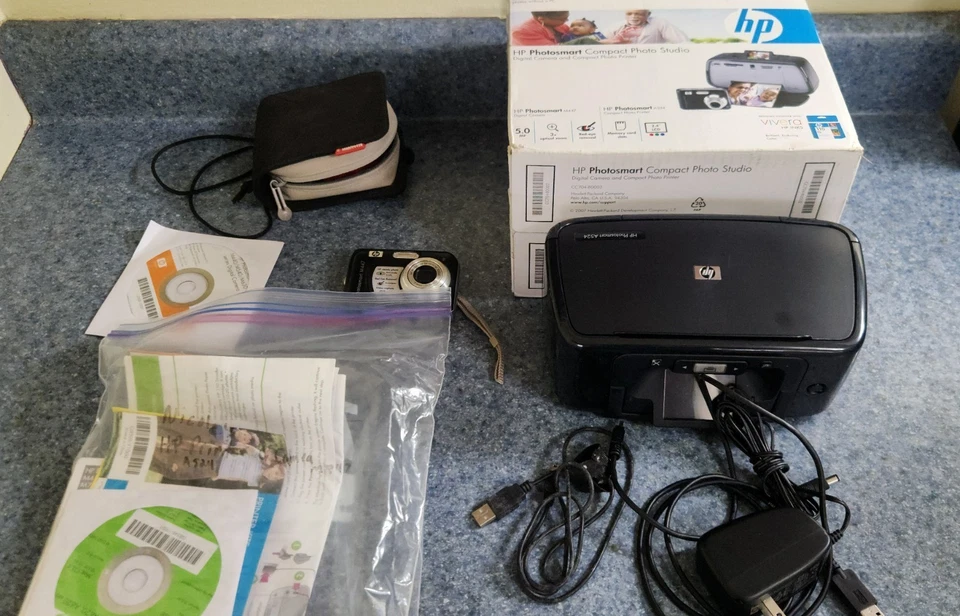 HP PhotoSmart Compact Photo Studio w/ A524 Printer & M447 Digital Camera - Image 2 of 4