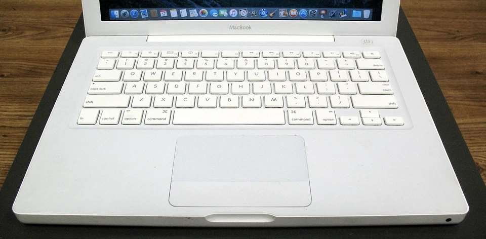 Apple MacBook 2.0 GHz Core 2 Duo 13" 4.0GB 320GB HD 2009 - GRADE A - Image 3 of 4
