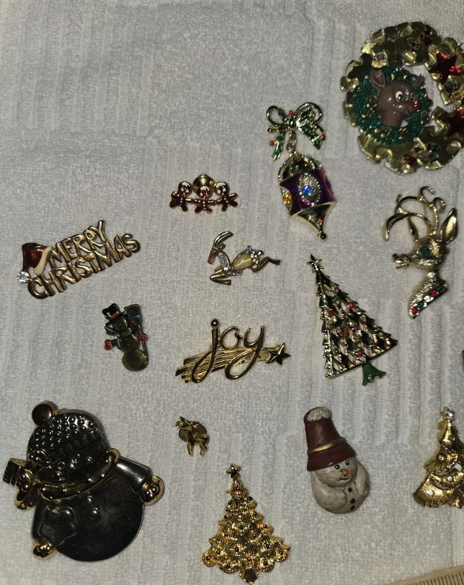 Vintage 19 PC~Mixed Christmas Brooch/Pin Lot~Trees Wreaths Deer Etc~Some Marked View 5