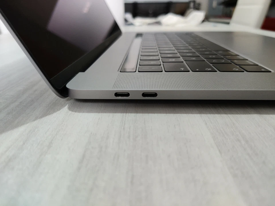 Apple MacBook Pro 15,4" Retina (512GB SSD, Intel Core i7 8a generazione, 2,6..., foto 3 di 5