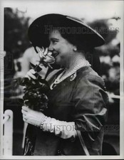 Foto de prensa 1956 Reina Madre Isabel probando el perfume de la rosa.