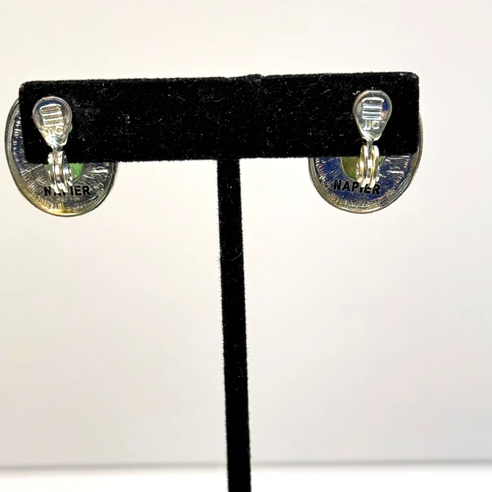 Pendientes Napier Clip On Ovalados Verde Facetado Acrílico Tono Plata Foto 4 de 4