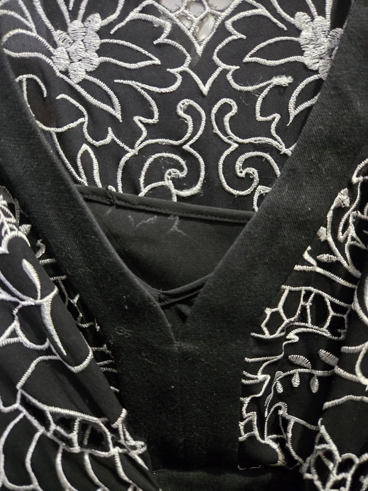 Blusa ECI Petite New York para mujer con corbata lateral blanca y negra con patrón floral talla 12P Foto 2 de 4