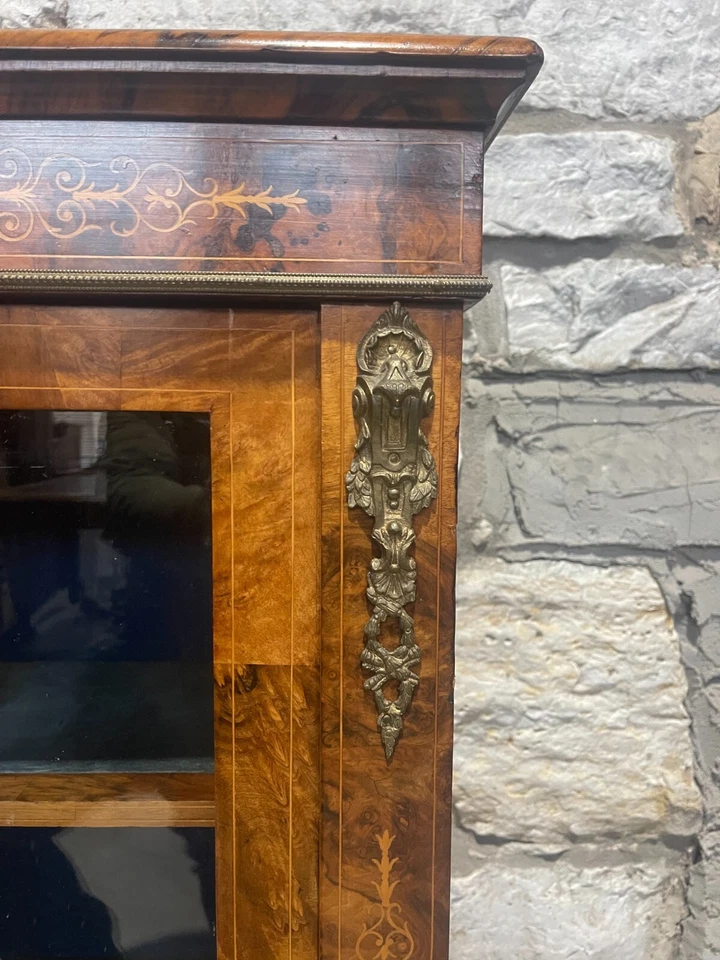 Antiguo gabinete/credenza victoriano Napoleón III con incrustaciones y metal dorado Foto 4 de 4