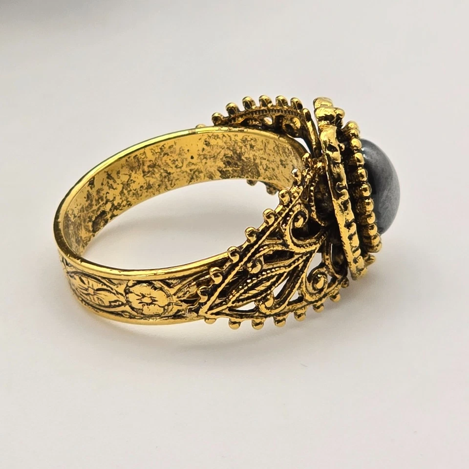 Винтажное золотистое кольцо викторианского возрождения с регулируемым цветочным вырезом из гематита кабошона - Изображение 4 из 4