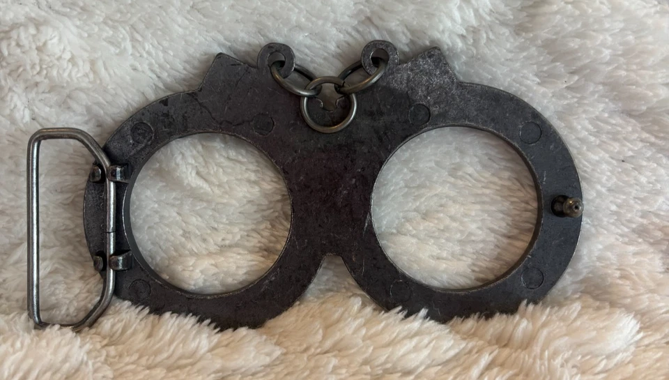 🔗Vintage Handcuffs Belt Buckle – Silver Chrome Metal Novelty Accessory🔗 - Image 3 of 3