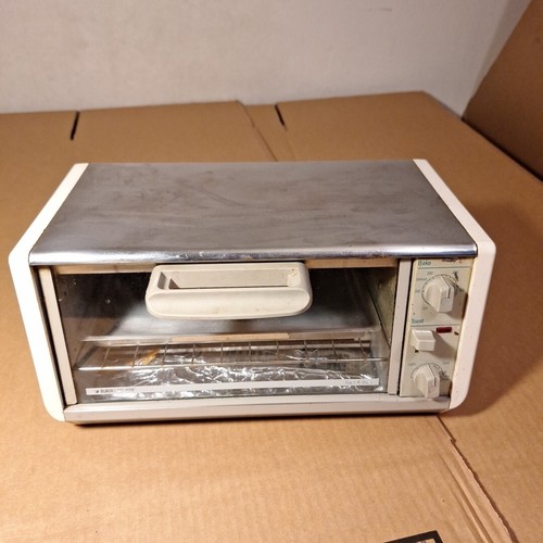 Black & Decker Spacemaker Under Cabinet Toast-R-Oven TRO205TY3 Toaster Broil RV