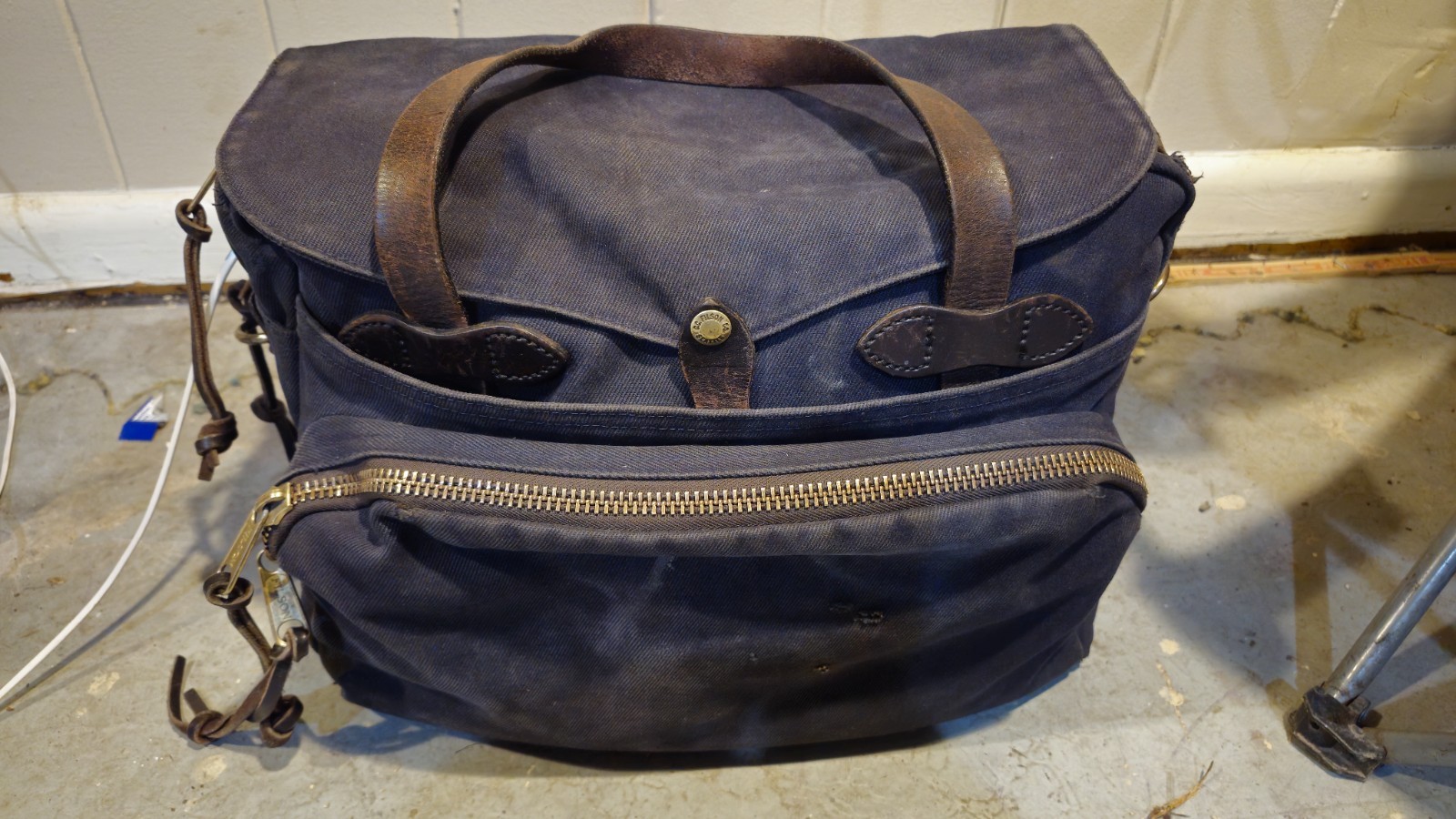 Filson No. 258 Rugged Twill Padded Computer Bag in navy blue