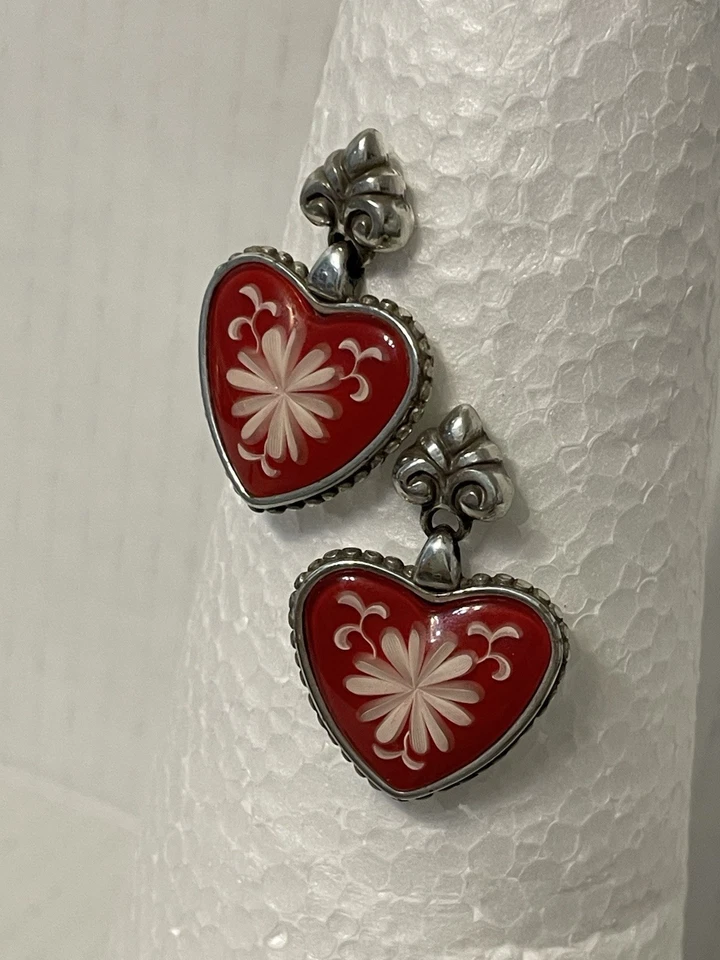 Pendientes Brighton retirados de lirio de agua corazones rojos poste trasero pendientes perforados Foto 4 de 4