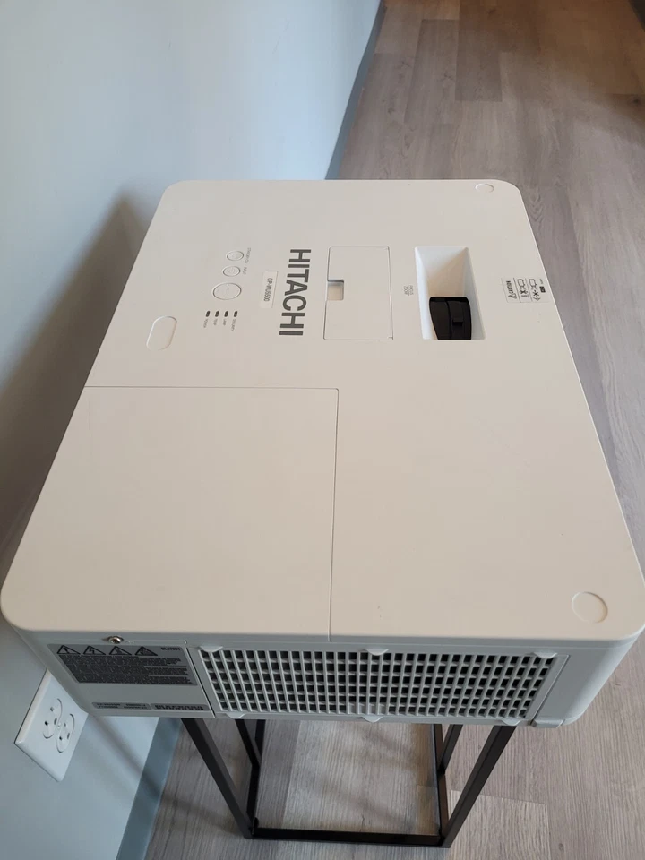 Hitachi CP WU5500 - WUXGA 3LCD Projector With Stereo Speakers  with New Lamp - Image 2 of 4