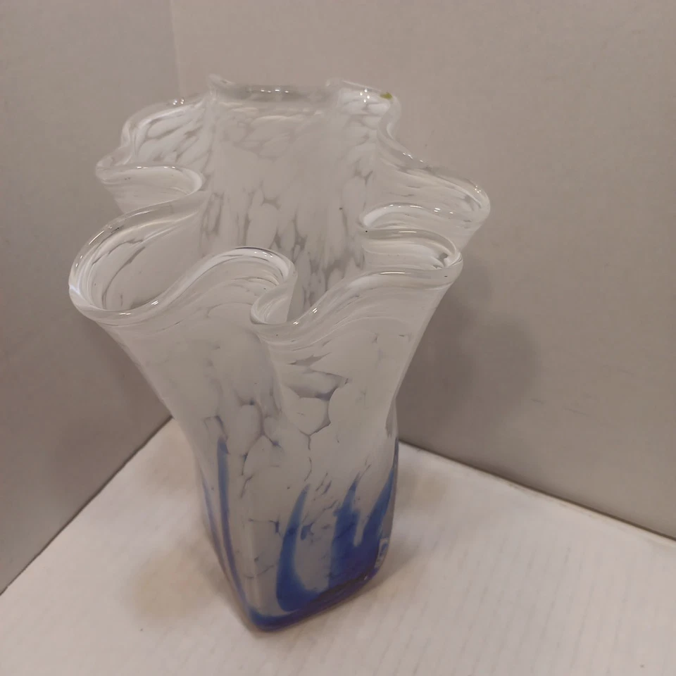 Jarrón de vidrio soplado a mano azul y blanco de 8 1/2 pulgadas de alto. Como Murano Foto 2 de 4