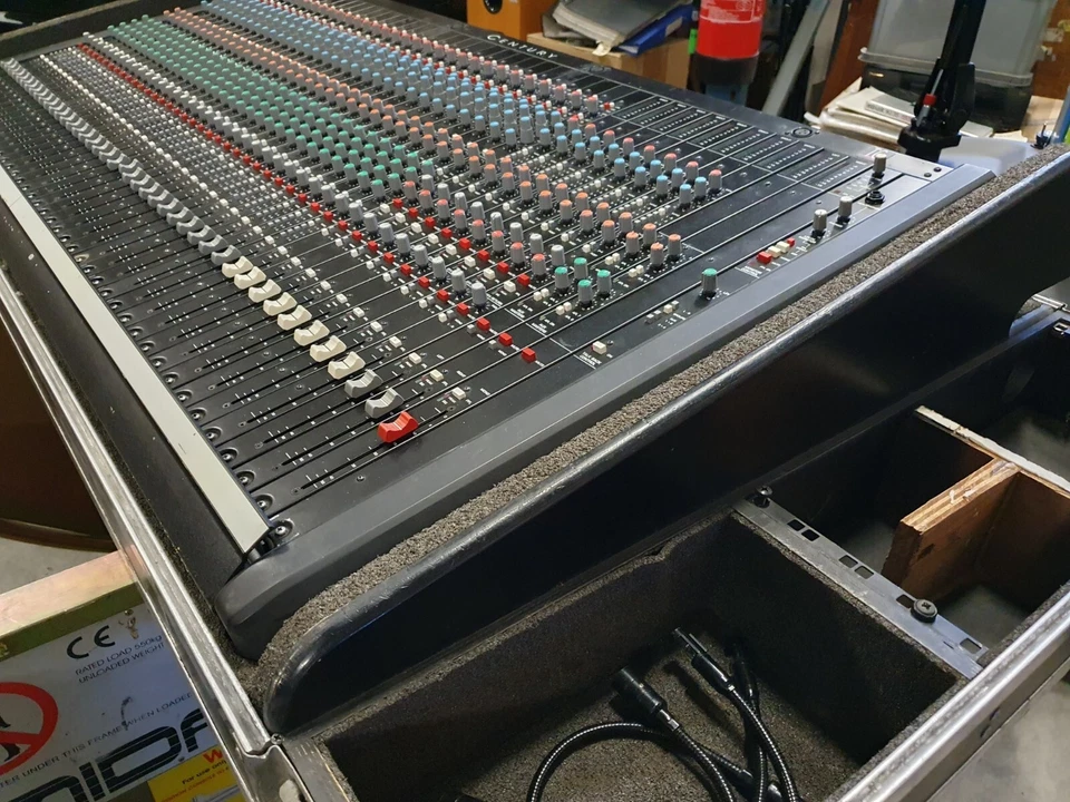 Crest live/studio console - 32-8-2 - Incl PSU and flightcase - Sold as is - Image 3 of 4
