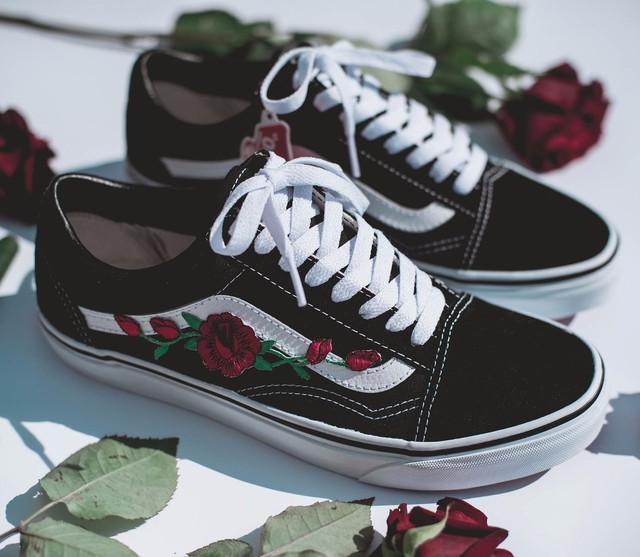 vans old skool com flor bordada