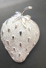 VTG SARAH COVENTRY PIN Brooch Silver tone STRAWBERRY 2