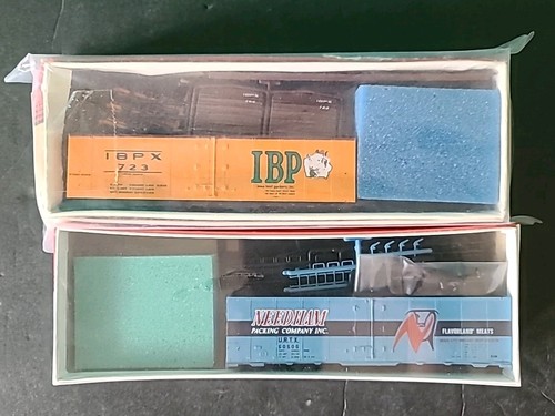 2 kits a escala Intermountain HO: 40523-08 refrigerador lateral de acero Needham y 40530-3 Iowa | Zustand: New