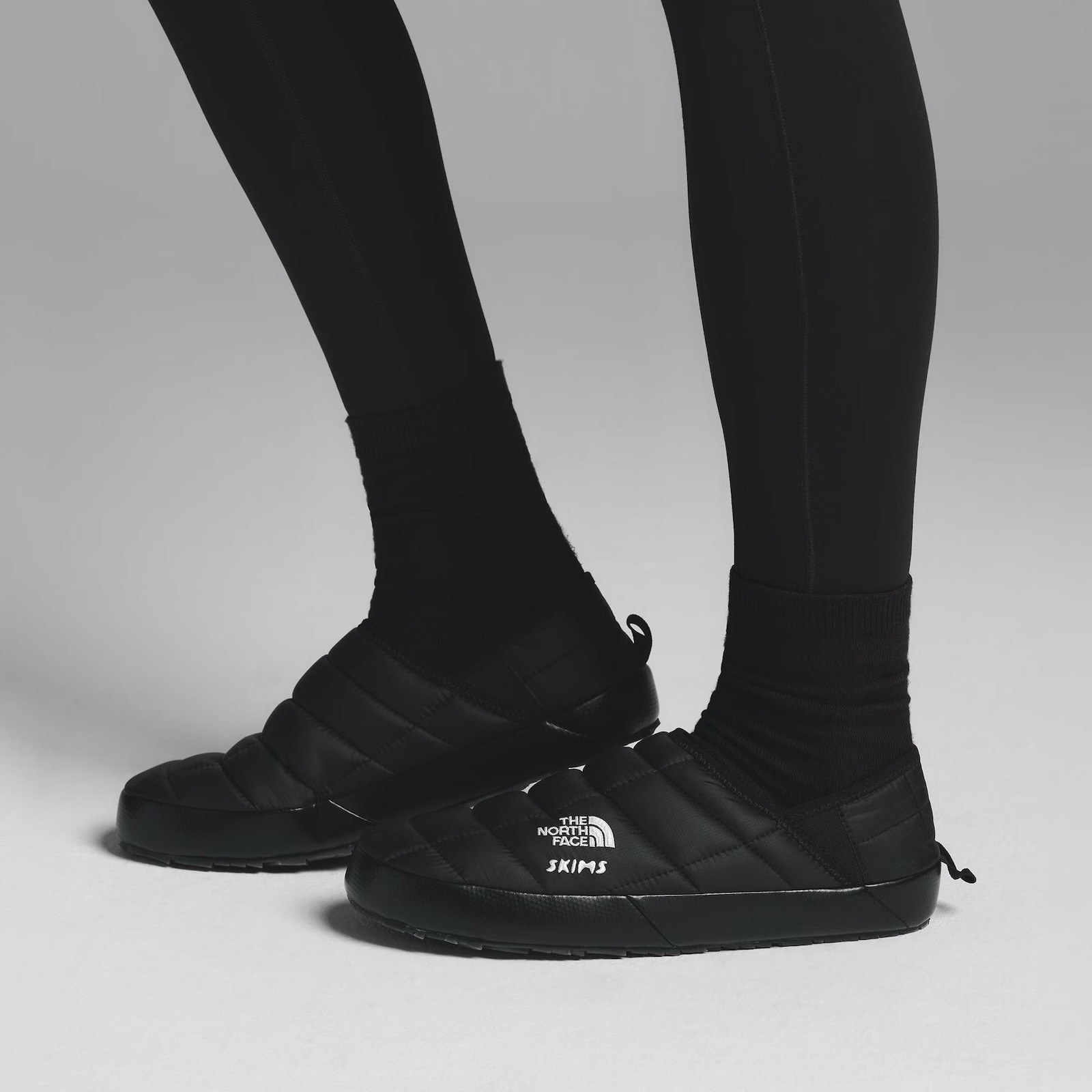 SKIMS x The North Face Black Onyx Quilted Thermoball Slipper Size 8 Brand New