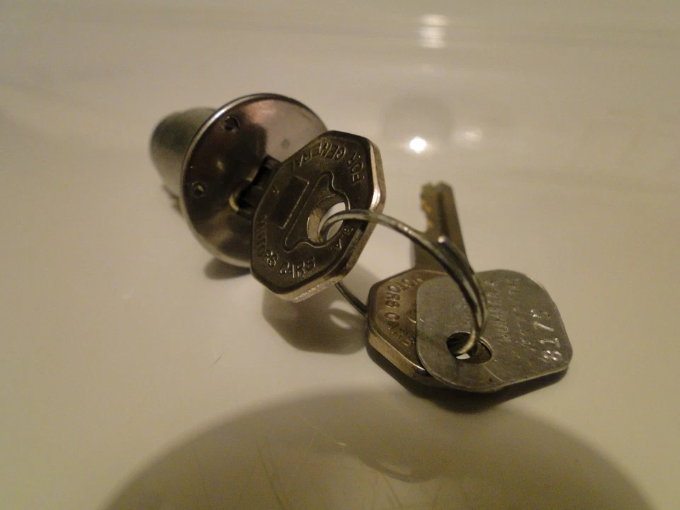 GMC Truck Van 1946-1966 interruptor de encendido cilindro de bloqueo hecho en EE. UU. GM NOS Foto 3 de 3