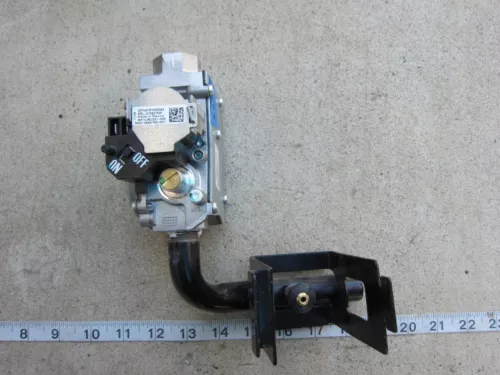 Goodman 151M00094 36J22Y-205 5500455 36J24-227 Natural Gas Valve, Used