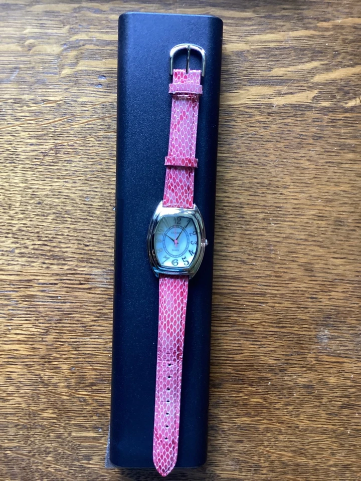 Reloj Gossip, esfera blanca, tono plata, correa de cuero rosa de 7,5 pulgadas Foto 2 de 4