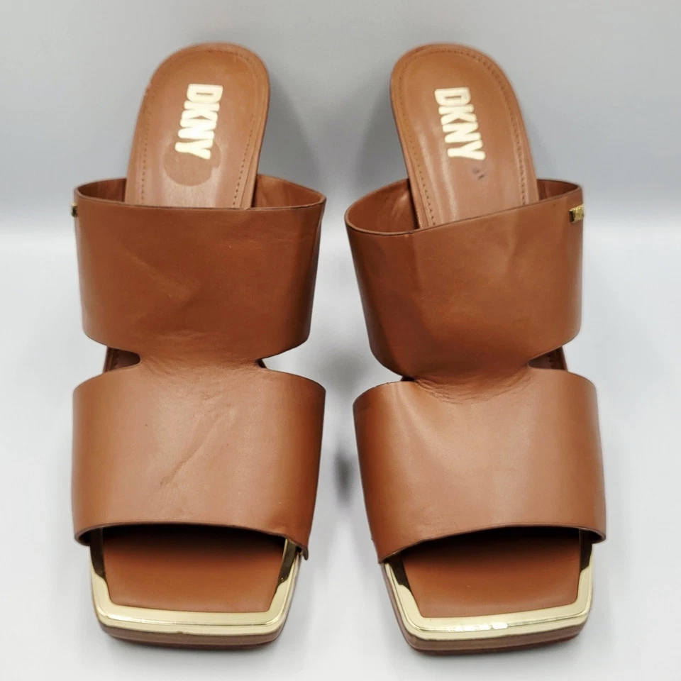 Sandalias de tacón apilado DKNY Jalie tono marrón y dorado cuadradas punta abierta para mujer talla 11M Foto 4 de 4