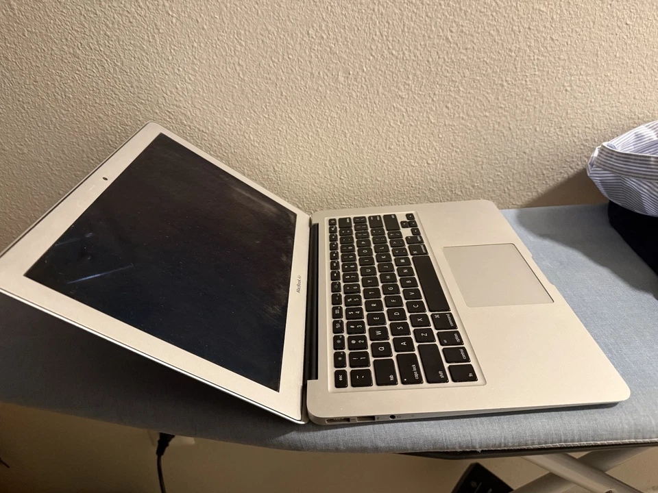 Macbook Air 13" Mid 2012 A1466 - Image 3 of 4